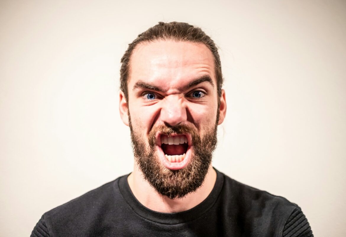 Μάθε πώς βγήκε η φράση «τρώει τα νύχια του για καβγά»