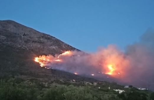 Νύχτα αγωνίας στη Μάνη: Μαίνεται η φωτιά, έπεσαν οι άνεμοι – ΒΙΝΤΕΟ