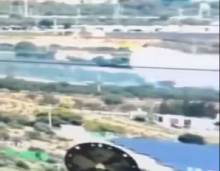 Φωτιά στο Μαρκόπουλο: Η στιγμή που τράκτορας σε περιπολία σβήνει την κύρια εστία – Βίντεο