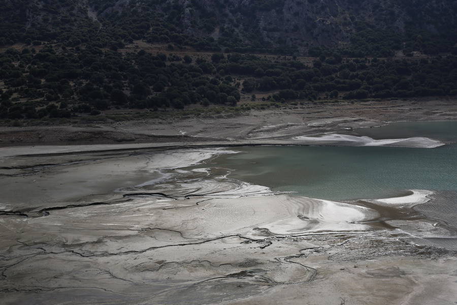 Η λειψυδρία απειλεί την Αττική: Στερεύει ο Μόρνος, αναδύονται τα βυθισμένα σπίτια – «Έχουμε να βιώσουμε τέτοια κατάσταση από το 1993»