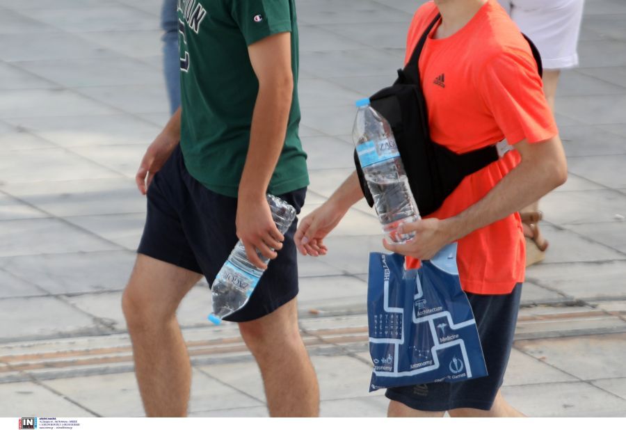 Θεσσαλονίκη: Ο καύσωνας διαρκείας εκτόξευσε τις πωλήσεις κρύου νερού στα περίπτερα – Είχαν να ξεπουλήσουν από το 2017