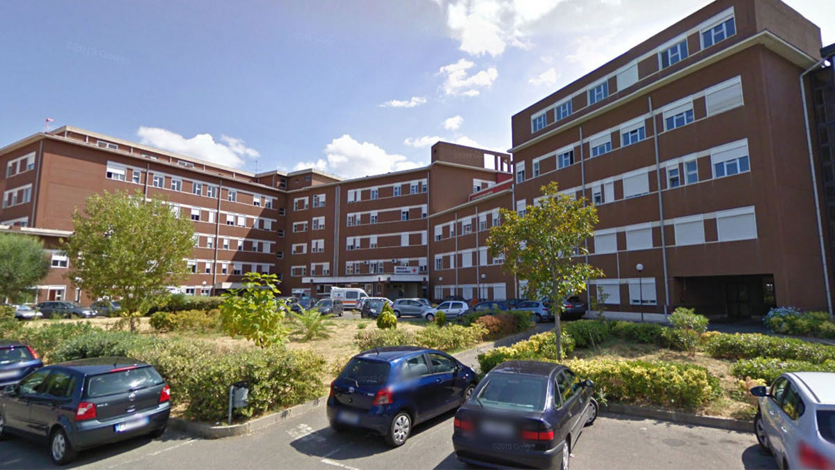 Ιταλία: 30χρονος πήγε στο νοσοκομείο με σπασμένο πόδι και το ακινητοποίησαν με χάρτινο κουτί διότι είχε τελειώσει ο γύψος