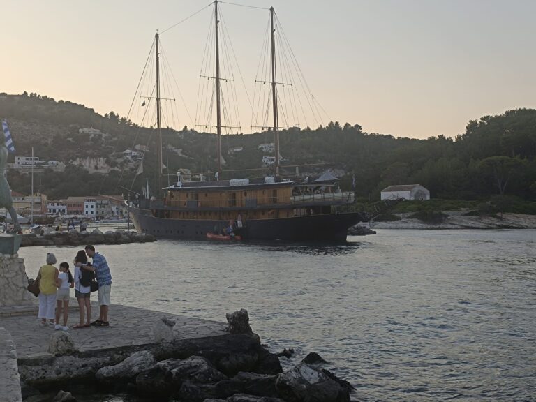 Παξοί: Ιστιοφόρο προσάραξε σε αβαθές σημείο στην Παναγιά Γαΐου – ΒΙΝΤΕΟ