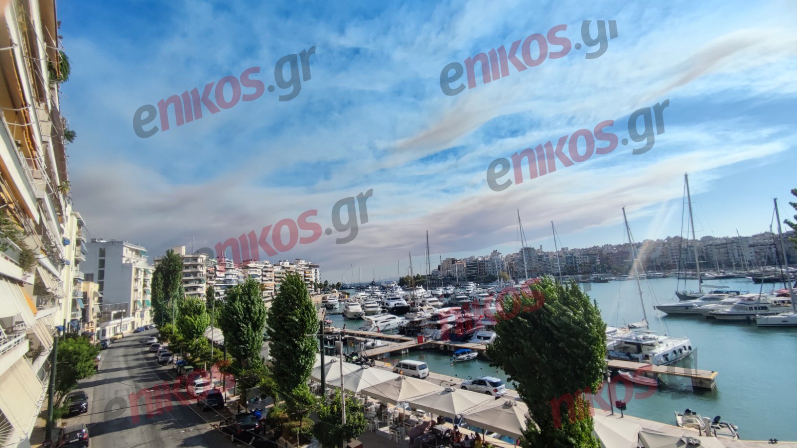 Φωτιές στην Αττική: Πνίγηκε η Αθήνα από τους καπνούς, σκοτείνιασε ο ουρανός – Δείτε φωτογραφίες