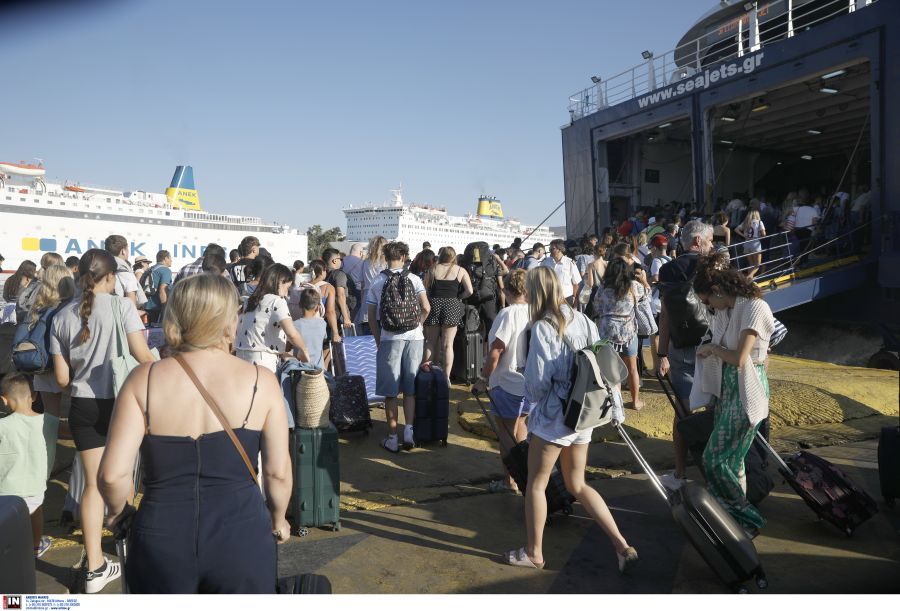 Αναχωρούν κατά κύματα οι πρώτοι αδειούχοι του Αυγούστου – «Βουλιάζουν» τα λιμάνια