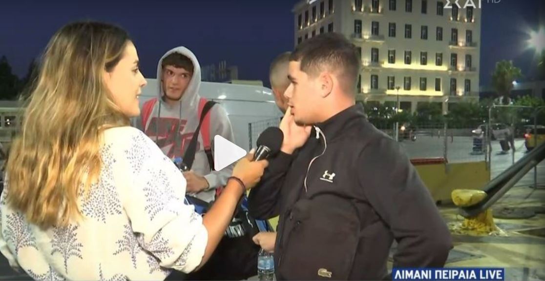 Ξεκαρδιστικός διάλογος ρεπόρτερ με ταξιδιώτες στο λιμάνι του Πειραιά: «Οι κοπέλες δεν είναι μαζί, γιατί εκεί θα βρούμε»