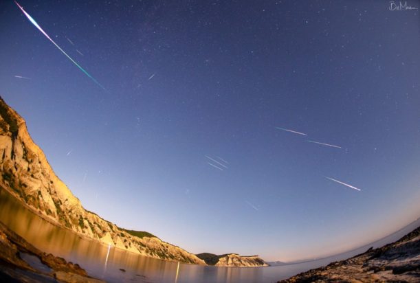 Φωτογραφία του αστροφωτογράφου Βασίλη Μεταλληνού, ο οποίος έχει αποτυπώσει με τον φακό του διάττοντες Περσείδες στον Ασπρόκαβο της Κέρκυρας στις 12 Αυγούστου 2019.