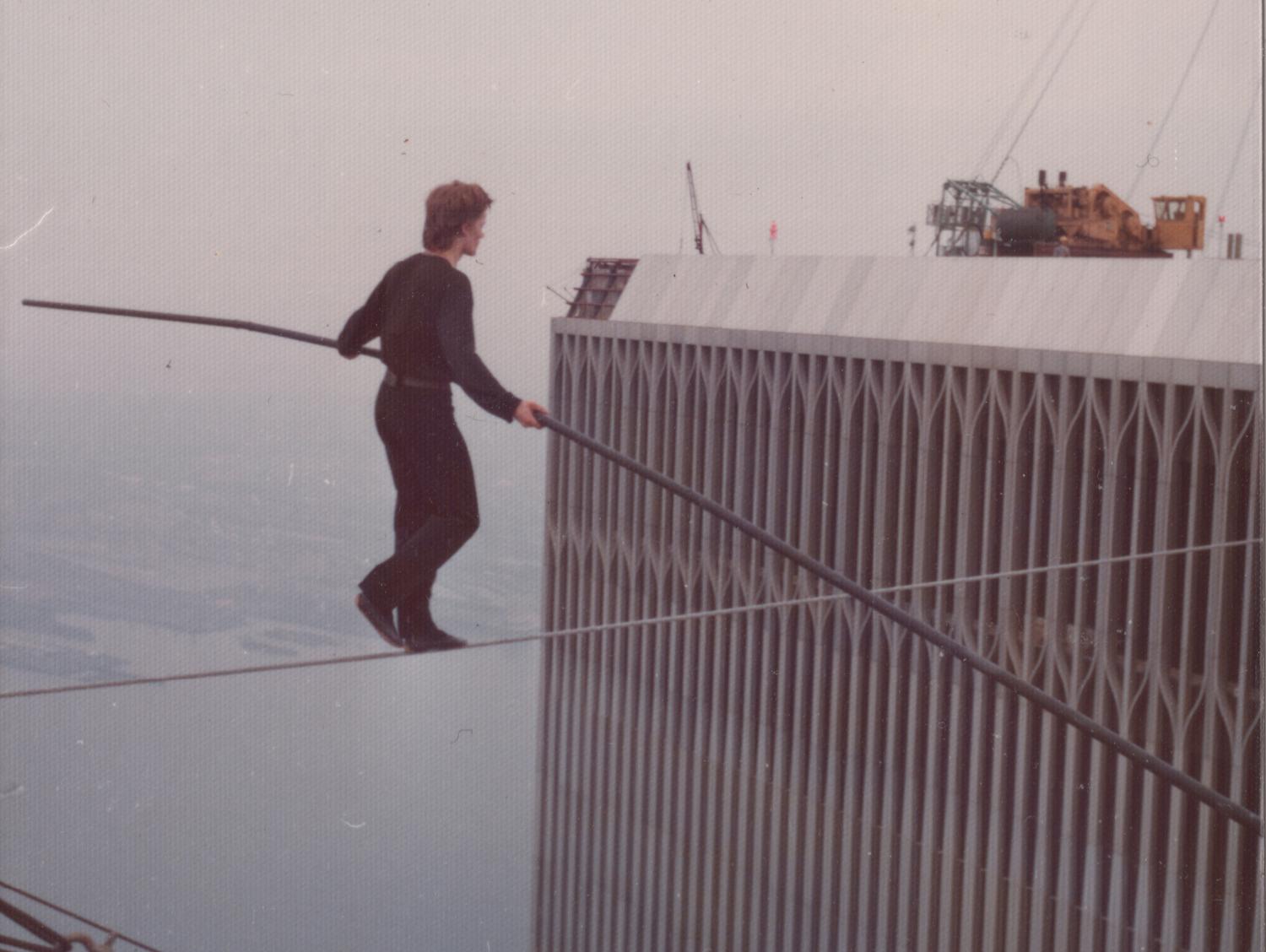 50 χρόνια από την ιστορική «βόλτα» του Φιλίπ Πετί στους Δίδυμους Πύργους – Το «καλλιτεχνικό έγκλημα του αιώνα»