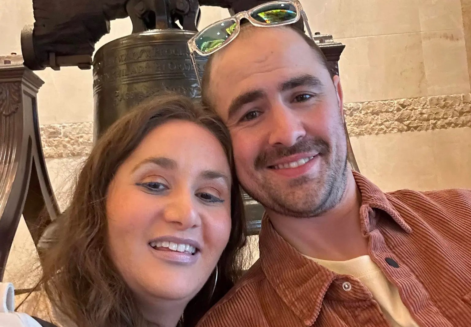 Ζευγάρι βρέθηκε νεκρό στο σπίτι του – Η γυναίκα είχε δεχθεί περισσότερες από 30 μαχαιριές