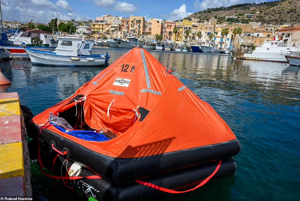 Ναυάγιο στην Σικελία: «Βρέθηκαν στο λάθος μέρος τη λάθος στιγμή» – Η σχεδία που έσωσε τους 15 και οι έρευνες στο άθικτο βυθισμένο γιοτ