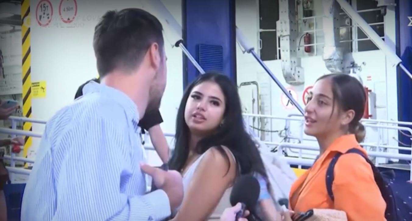 Λιμάνι Πειραιά: Ο επικός διάλογος ρεπόρτερ με ταξιδιώτισσα – «Εσύ πού θα πας;»