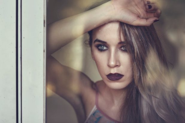 Ανακάλυψε ότι ο άνδρας της, την κατασκόπευε για 14 χρόνια – «Έβαζε κοριούς κάτω από το κρεβάτι όταν ταξίδευε στο εξωτερικό. Θέλω να τον χωρίσω»