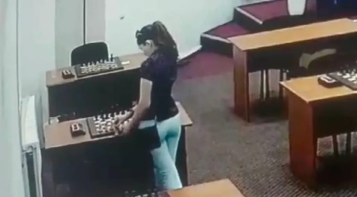 Η στιγμή που η πρωταθλήτρια στο σκάκι, Αμίνα Αμπακαρόβα φέρεται να προσπαθεί να δηλητηριάσει με υδράργυρο την αντίπαλο της.