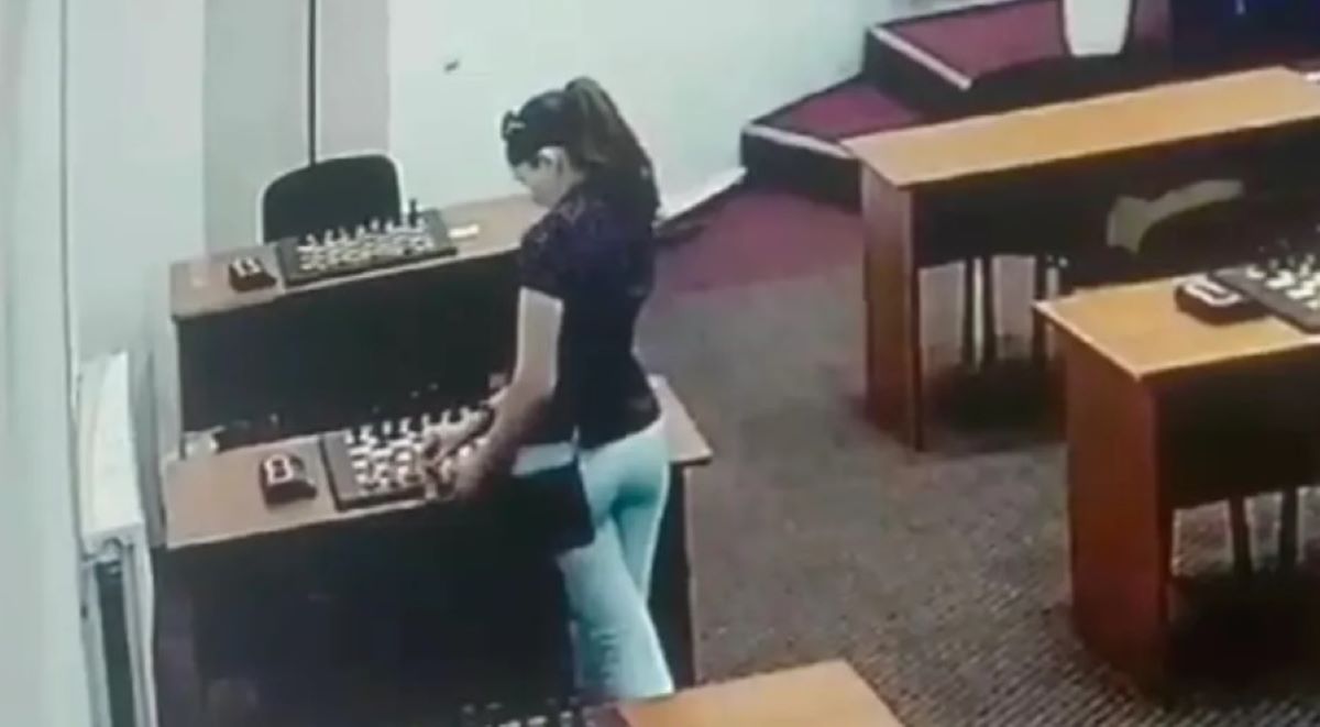 Η στιγμή που η πρωταθλήτρια στο σκάκι, Αμίνα Αμπακαρόβα φέρεται να προσπαθεί να δηλητηριάσει με υδράργυρο την αντίπαλο της.