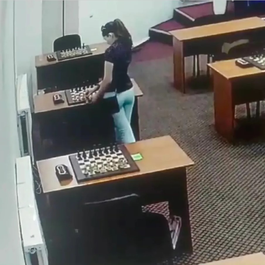 Η στιγμή που η πρωταθλήτρια στο σκάκι, Αμίνα Αμπακαρόβα ρίχνει υδράργυρο σε ξύλινη σκακιέρα για να δηλητηριάσει την αντίπαλο της.