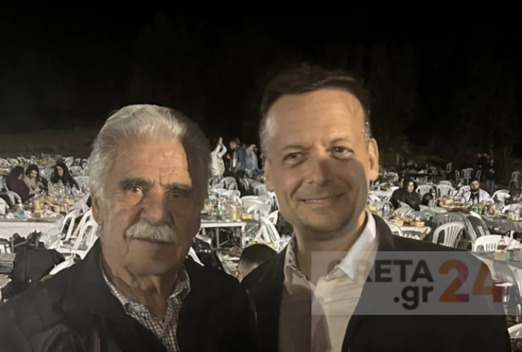 Χάρης Δούκας: Η περιοδεία στην Κρήτη και το παρασκήνιο πίσω από τη φωτογραφία με τον γνωστό λυράρη Βασίλη Σκουλά