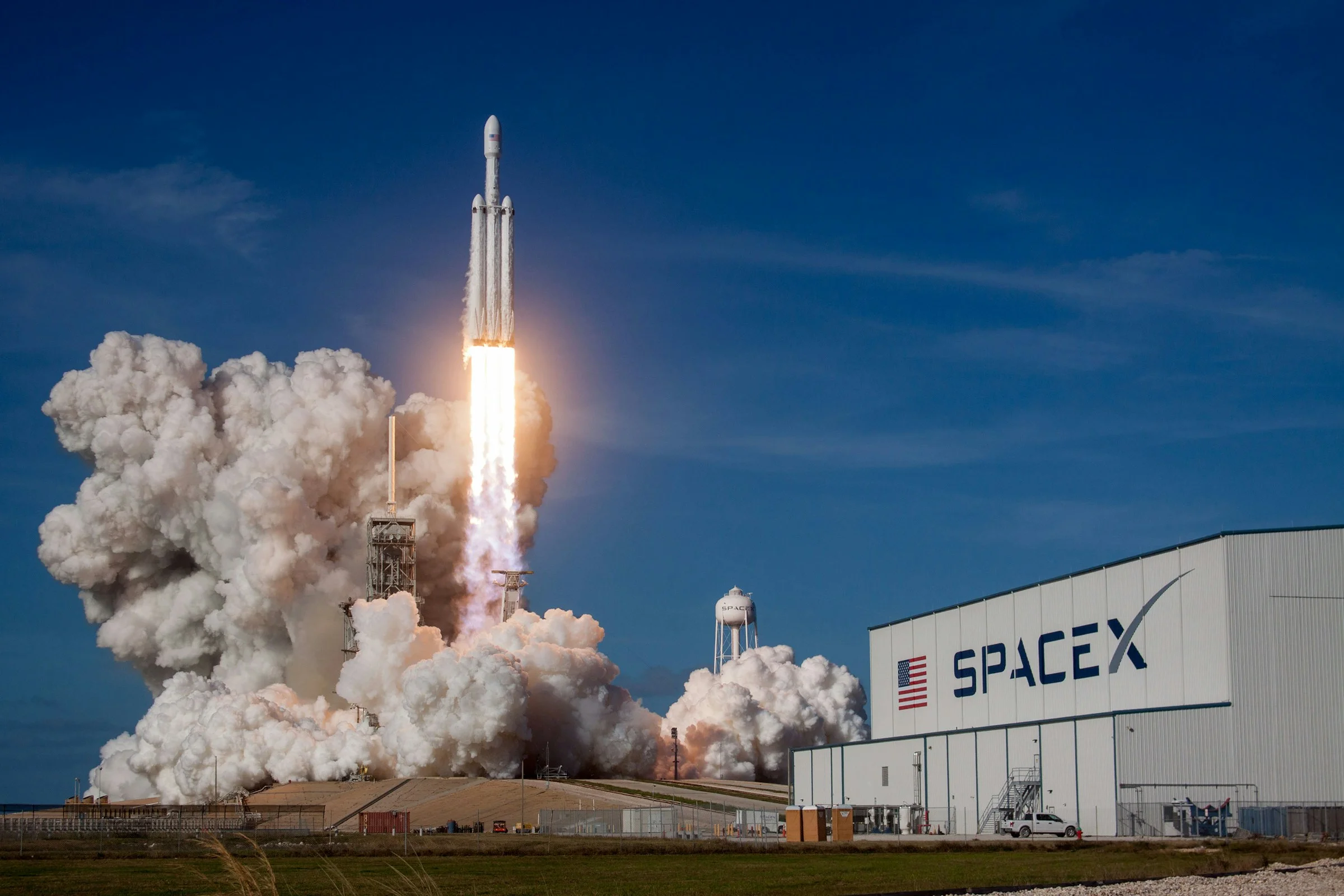 Εκτοξευτής πυραύλων της SpaceX τυλίχθηκε στις φλόγες κατά την επιστροφή του στη Γη – ΒΙΝΤΕΟ