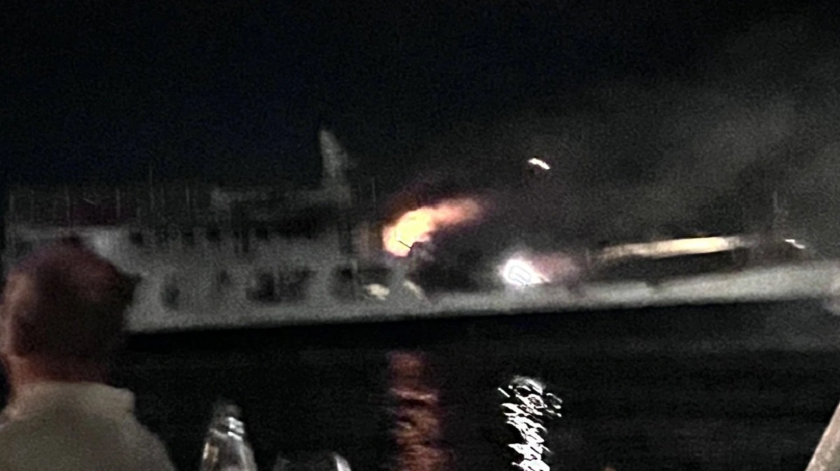 Σπέτσες: Φωτιά σε πλοίο στο παλιό λιμάνι – ΒΙΝΤΕΟ