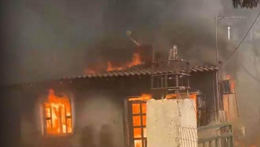 Φωτιά στη βορειοανατολική Αττική: Σπίτια τυλίχτηκαν στις φλόγες στο Πάτημα Βριλησσίων