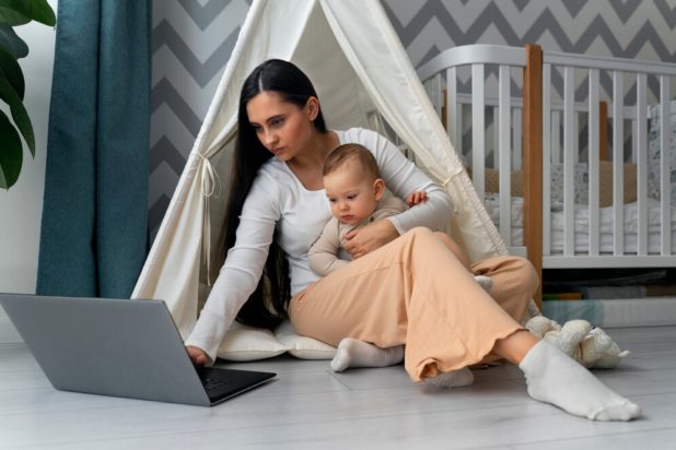 Ζηλεύει τον άνδρα της που δουλεύει επτά ημέρες την εβδομάδα - «νιώθω ότι χάνω τον εαυτό μου με το να μένω στο σπίτι και να φροντίζω αποκλειστικά το παιδί»