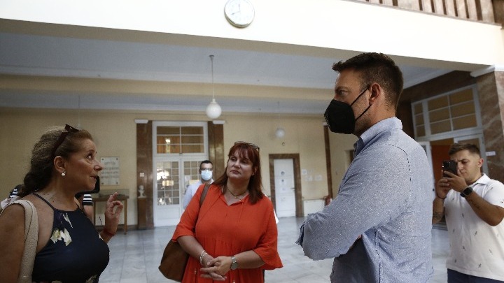 Κασσελάκης: «Το δημόσιο σύστημα υγείας έχει διαλυθεί με επιλογή, προφανώς, πολιτική» – Η επίσκεψη στο μαιευτήριο «Έλενα» και η απάντηση Γεωργιάδη