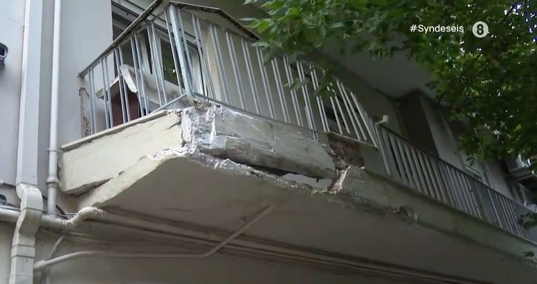 Θεσσαλονίκη: Φορτηγό μπήκε σε στενό και πήρε παραμάζωμα… μπαλκόνι – ΒΙΝΤΕΟ