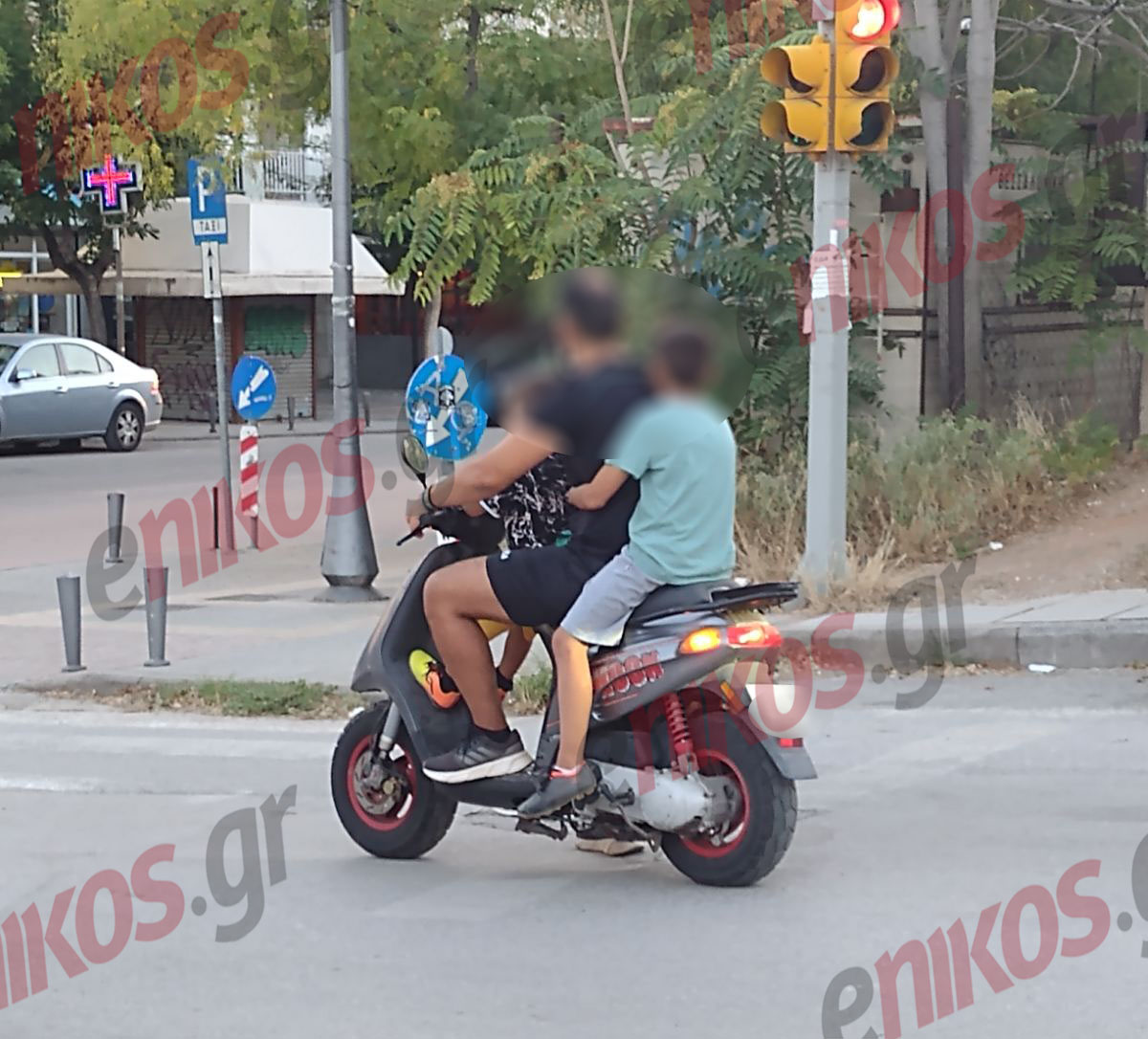 Θεσσαλονίκη: Άνδρας μεταφέρει δύο παιδιά χωρίς κράνος με το μηχανάκι του – ΦΩΤΟ αναγνώστη