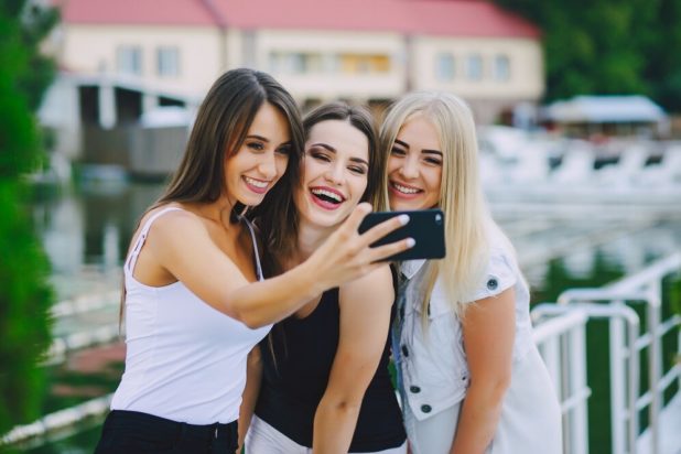 «Ήμουν παράνυμφος στον γάμο αλλά ερωτεύτηκα το ζευγάρι. Τώρα έχουμε πολυγαμική σχέση, οι τρεις μας»