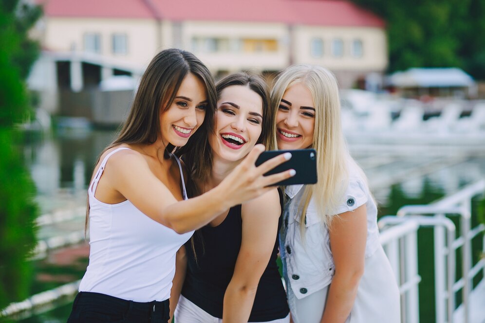 «Ήμουν παράνυμφος στον γάμο αλλά ερωτεύτηκα το ζευγάρι. Τώρα έχουμε πολυγαμική σχέση, οι τρεις μας»