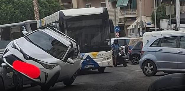 Τροχαίο στο Πασαλιμάνι: Αυτοκίνητο «σηκώθηκε» στις δύο ρόδες και «ανέβηκε» σε παρκαρισμένο όχημα