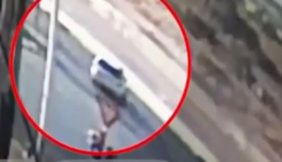 Λεωφόρος Ποσειδώνος: Καρέ καρέ η στιγμή του θανατηφόρου τροχαίου – Η 27χρονη «καρφώθηκε» σε κολώνα – ΒΙΝΤΕΟ