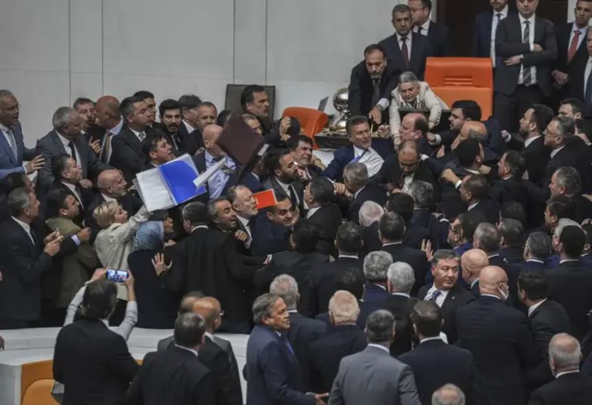Τουρκία: Άγρια συμπλοκή στην Βουλή – Γέμισε αίματα το πάτωμα