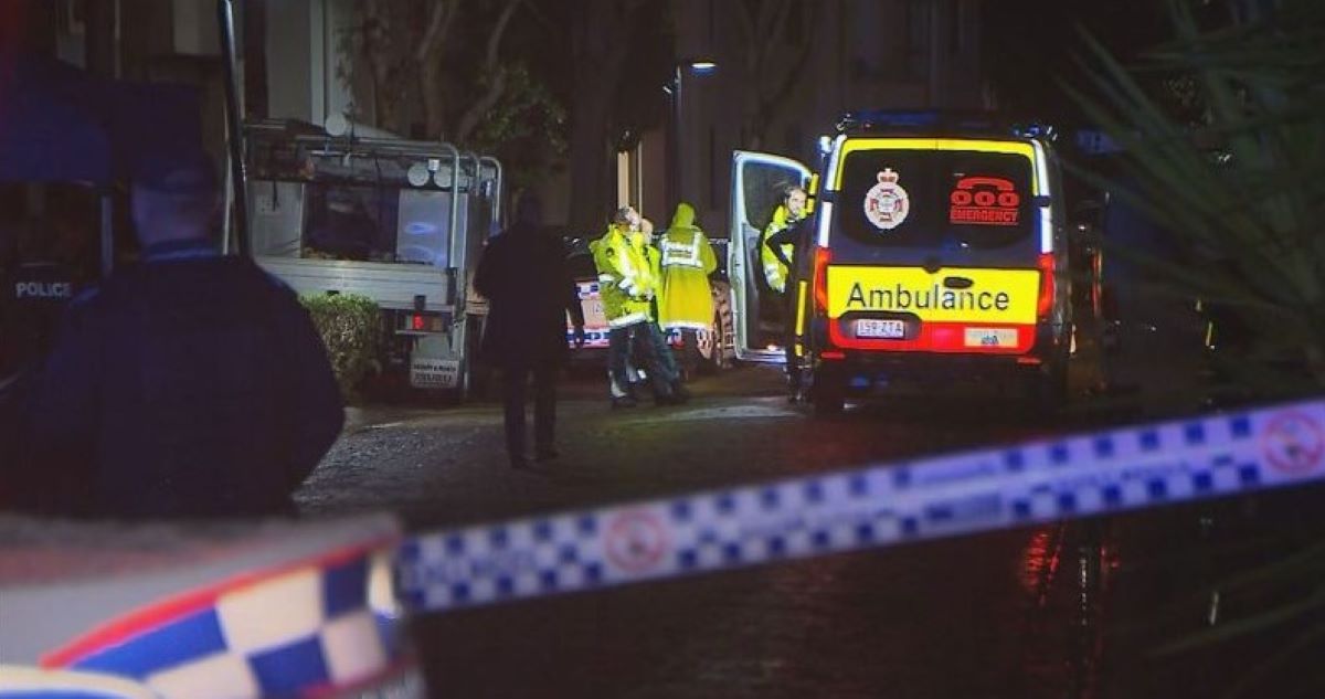 Το ασθενοφόρο και οι διασώστες έξω από το σπίτι της 10χρονης.