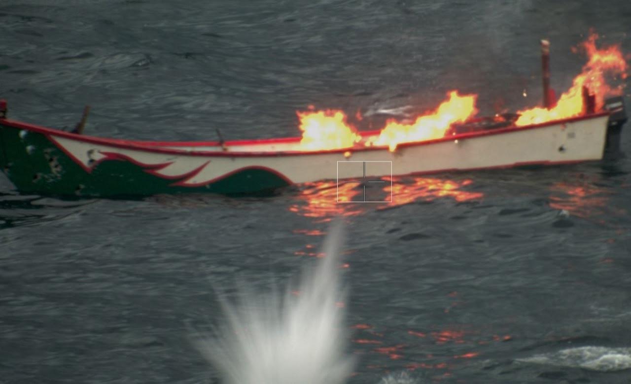 Ερυθρά θάλασσα: Καρέ καρέ η στιγμή που εξουδετερώνεται μη επανδρωμένο σκάφος που απειλούσε το τάνκερ Sounion – ΦΩΤΟ