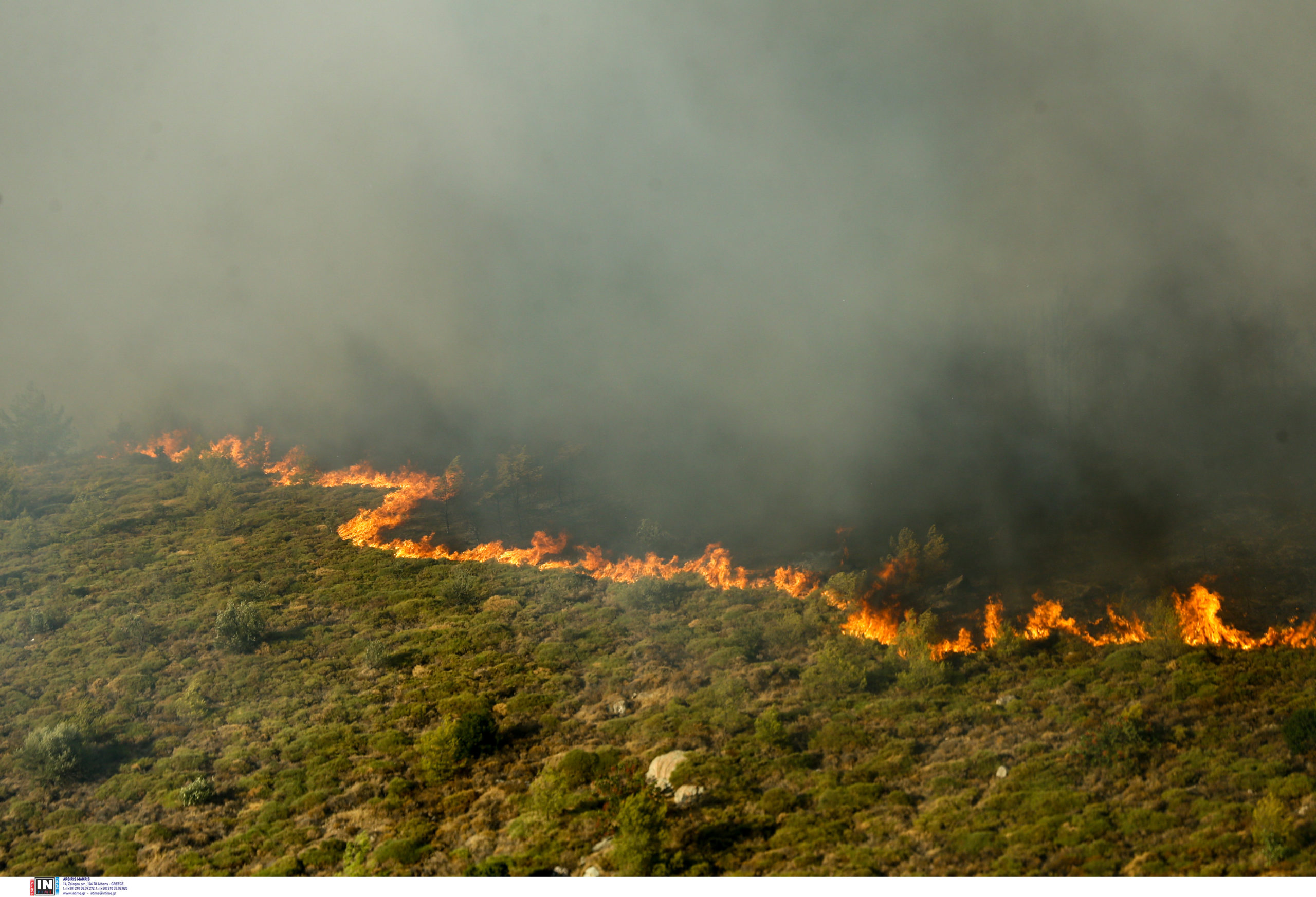 Φωτιά στον Βαρνάβα: Στο νοσοκομείο 5 άτομα με αναπνευστικά προβλήματα