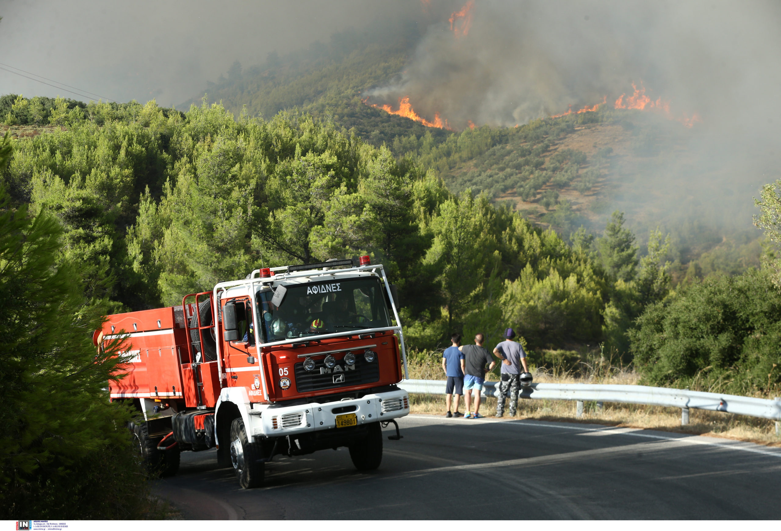 Φωτιά στη Βορειοανατολική Αττική: Εκκένωση από Νταού Πεντέλης προς Ραφήνα – Ήχησε ξανά το 112