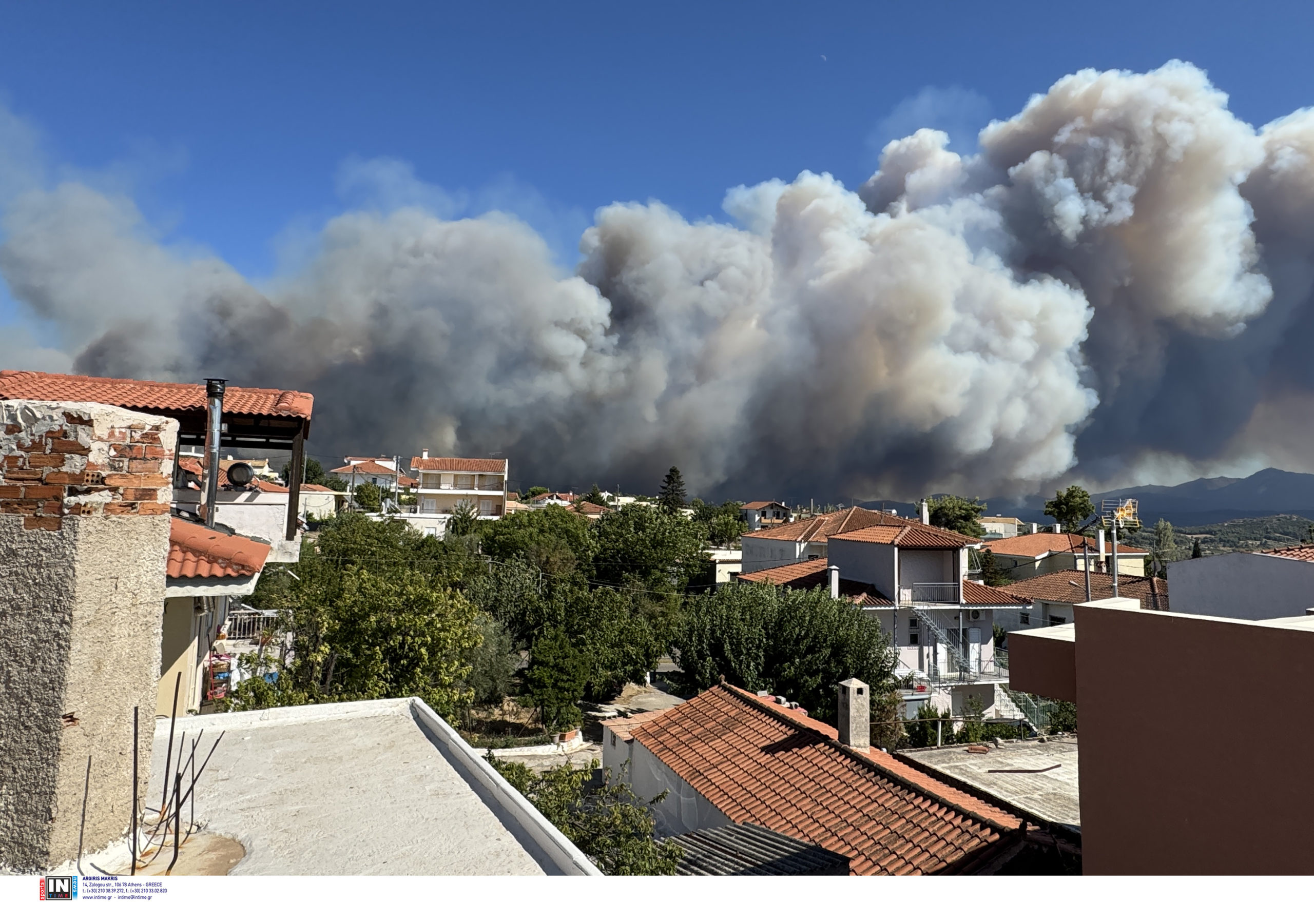 Φωτιά στον Βαρνάβα – Εκκενώνεται η Σταμάτα