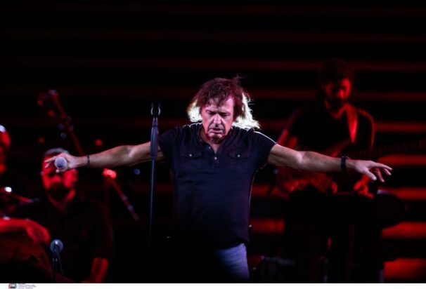 Βασίλης Παπακωνσταντίνου - Έπεσε στην σκηνή