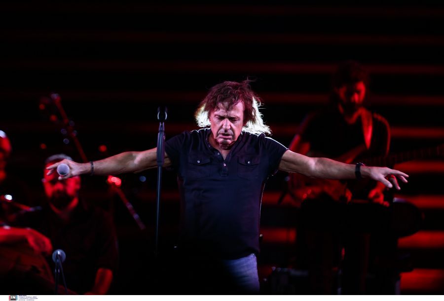 Βασίλης Παπακωνσταντίνου - Έπεσε στην σκηνή