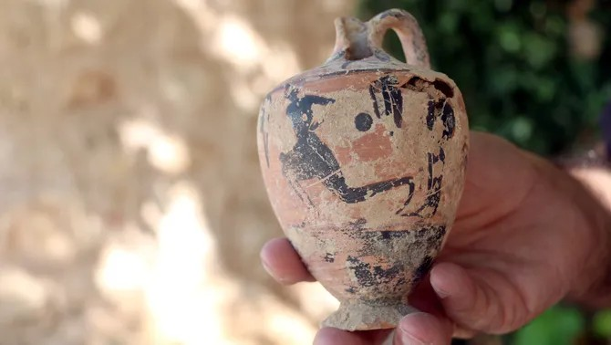 Στο Εμπόριο, μία αρχαία ελληνική και μετέπειτα ρωμαϊκή αποικία στις ακτές της σημερινής Καταλονίας, φοιτητές αρχαιολογίας ανακάλυψαν έναν μικρό αμφορέα της αττικής περιόδου. Φωτογραφία: (ACN/Xavier Pi)