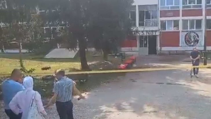 Η αστυνομία έχει αποκλείσει την πρόσβαση στον χώρο του σχολείου.