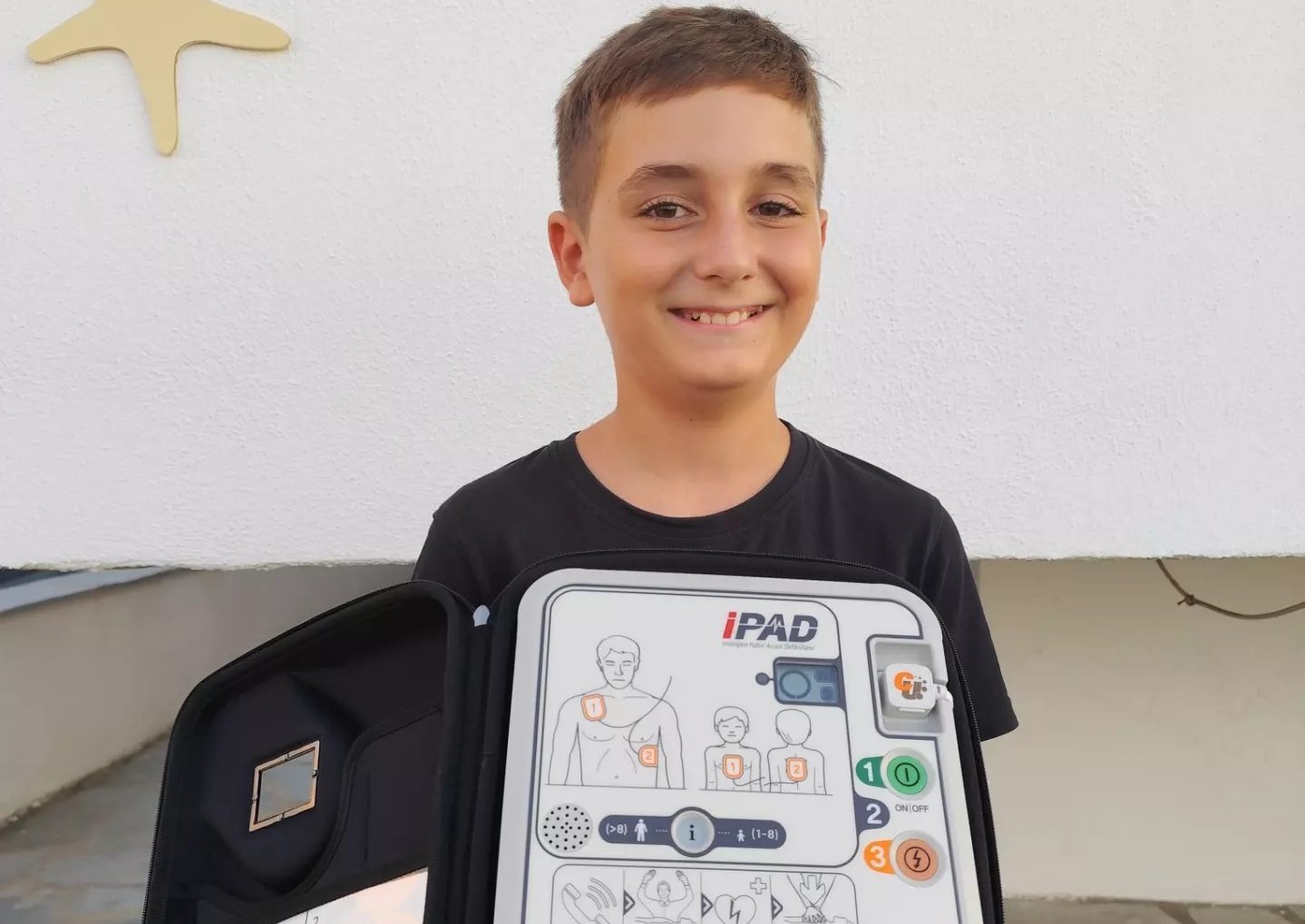 Χαλκιδική: 10χρονος μαζί με την μητέρα του δώρισαν απινιδωτή – «Πήραμε την απόφαση μέσα σε μια μέρα»