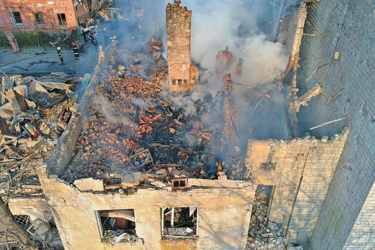 Ουκρανία: 7 νεκροί, μεταξύ των οποίων 3 παιδιά, από τη ρωσική επίθεση στη Λβιβ – Αίτημα Ζελένσκι να επιτραπούν πλήγματα μεγάλου βεληνεκούς