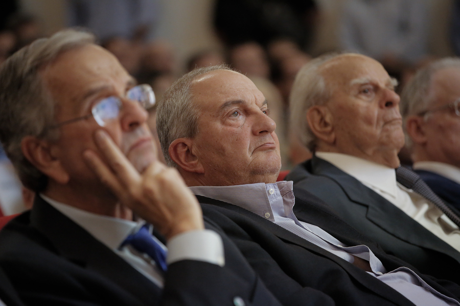 «Καραμανλής – Η πολιτική ως δημιουργία»: Νέα κοινή εμφάνιση Σαμαρά-Καραμανλή στην παρουσίαση του βιβλίου – Πλήθος στελεχών της ΝΔ στην εκδήλωση