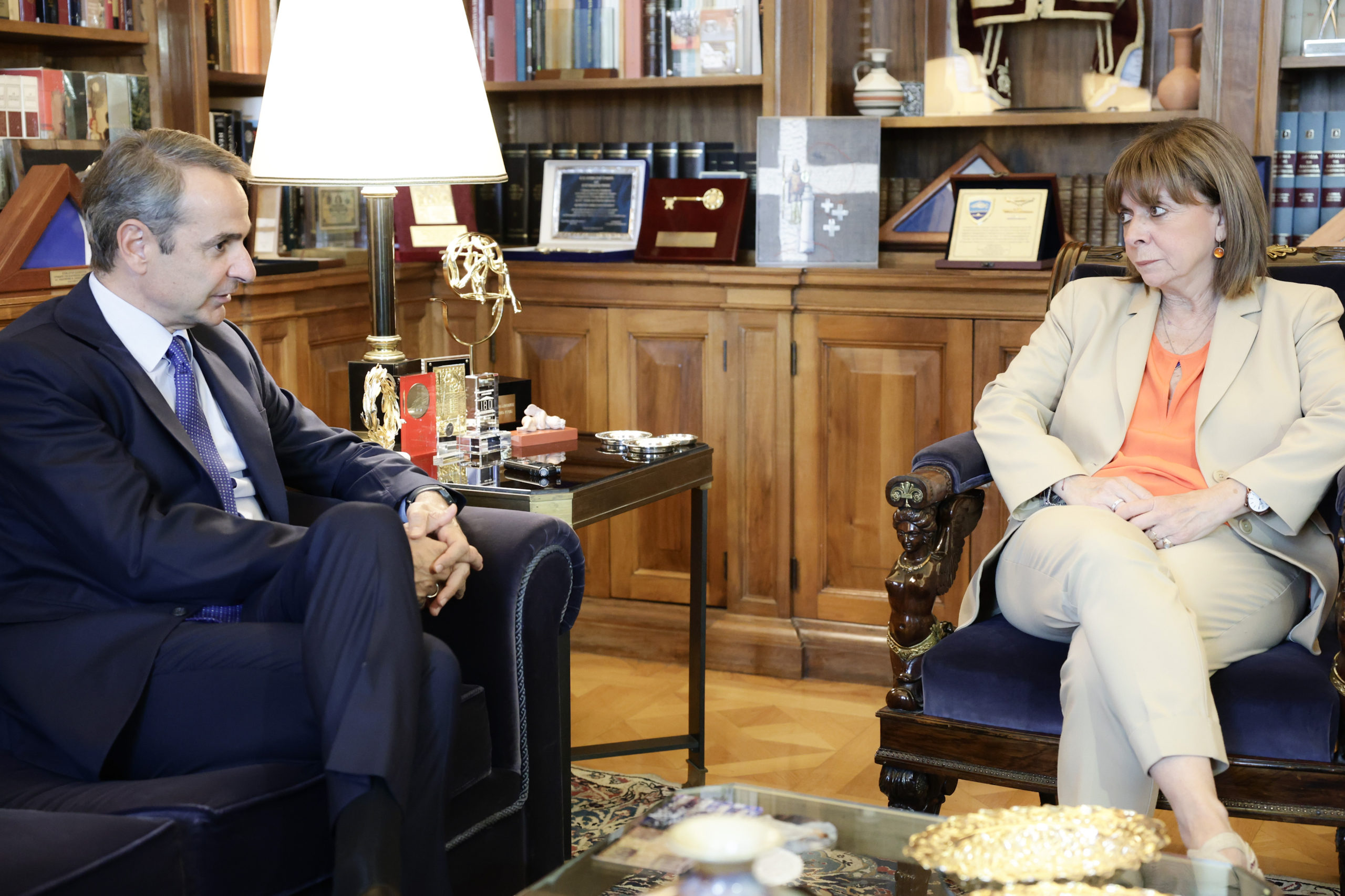 Μητσοτάκης σε Σακελλαροπούλου: Πιλοτικά locker στα σχολεία για να κλειδώνουν τα κινητά τους οι μαθητές