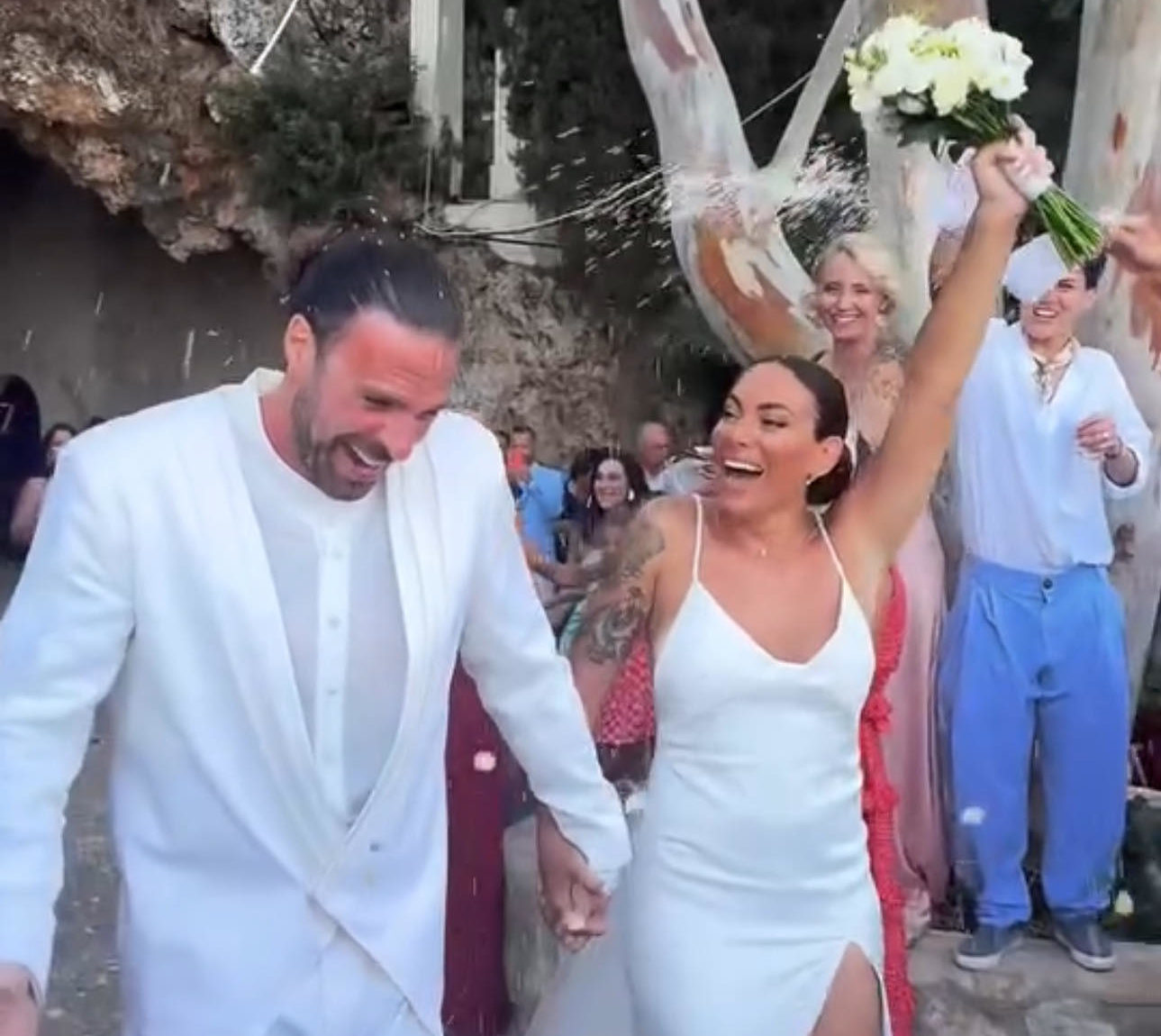 Χανιά: Παντρεύτηκαν η Ευρυδίκη Βαλαβάνη και ο Γρηγόρης Μόργκαν – Οι πρώτες εικόνες από τον γάμο τους