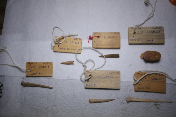 Πρόσφατες ανακαλύψεις στην αρχαία πόλη της Τροίας, έχουν φέρει στο φως μια αιχμή βέλους ηλικίας 3.500 ετών, ένα οστό από δάχτυλο και ένα αιχμηρό εργαλείο φτιαγμένο από οστά, το οποίο χρησιμοποιούταν για τη διάτρηση υφασμάτων και δέρματος. Φωτογραφία: AA
