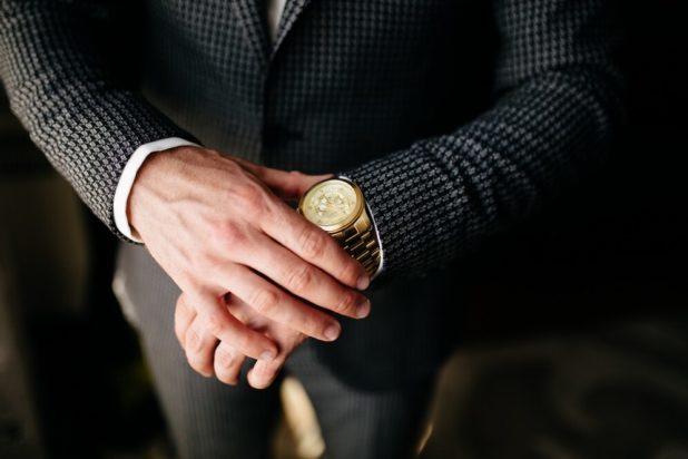 Πούλησε το ακριβό ρολόι του άνδρα της χωρίς εκείνος να το γνωρίζει για να καλύψει τα ιατρικά έξοδα του γιου της - «με κατηγορεί ότι τον έκλεψα»