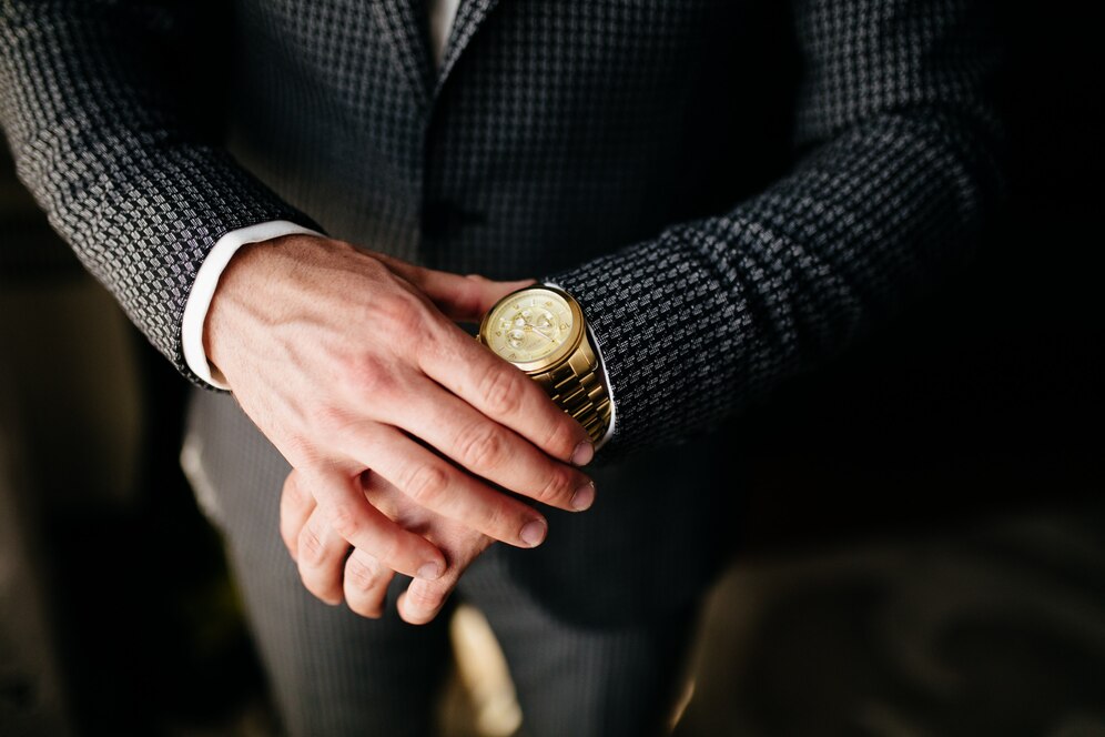 Πούλησε το ακριβό ρολόι του άνδρα της χωρίς εκείνος να το γνωρίζει για να καλύψει τα ιατρικά έξοδα του γιου της - «με κατηγορεί ότι τον έκλεψα»