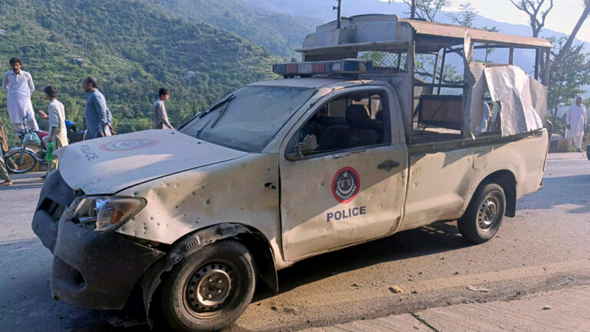 Πακιστάν: Αστυνομικός νεκρός σε έκρηξη βόμβας με στόχο αυτοκινητοπομπή διπλωματών